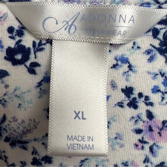 ADONNA SLEEPWEAR Floral Print Nightclub with buttons and tucks. Size XL - Picture 2 of 6